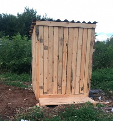 Жителям поселка Петровский установили новое отхожее место